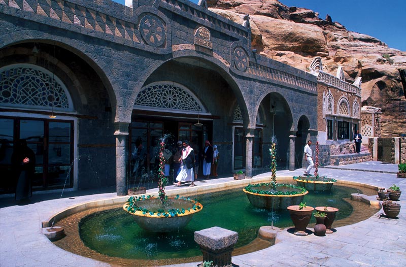 دار الحجرفى اليمن تحفه معماريه رائعه 1191_223060_1295324451