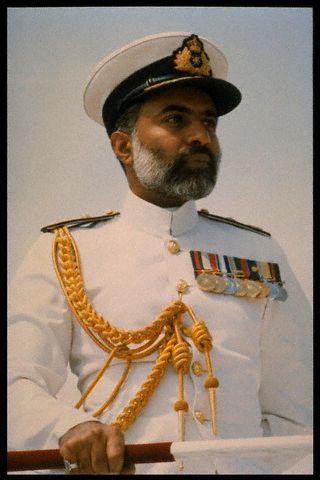 قابوس بالزي العسكري سلطان عمان Size:26.90 Kb Dim: 320 x 480 Size: Kb Dim: x