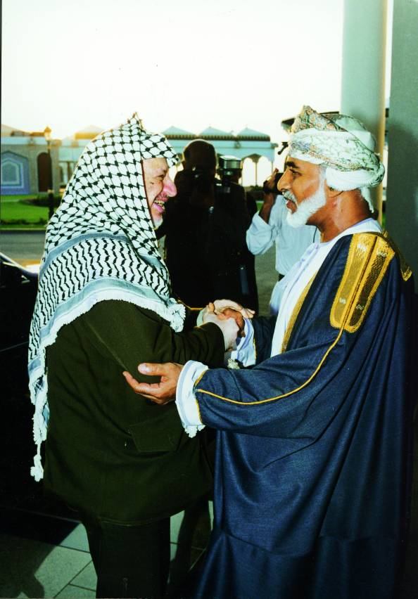 قابوس مع الحكام والشخصيات السلطان قابوس Size:67.30 Kb Dim: 594 x 852 Size: Kb Dim: x