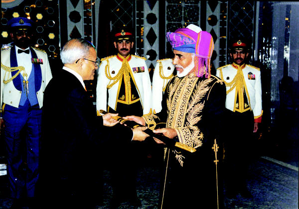 قابوس مع الحكام والشخصيات السلطان قابوس Size:65.30 Kb Dim: 600 x 420 Size: Kb Dim: x