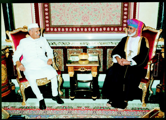 قابوس مع الحكام والشخصيات السلطان قابوس Size:75.50 Kb Dim: 552 x 400 Size: Kb Dim: x