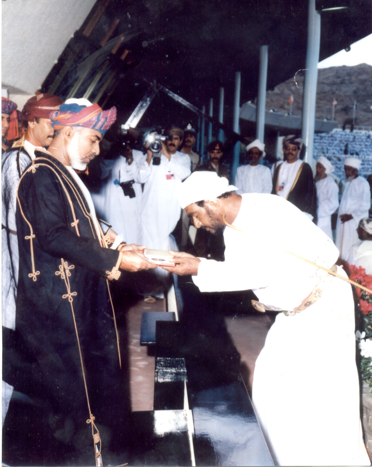قابوس مع الشعب والمواطن بن سعيد Size:223.40 Kb Dim: 1183 x 1487 Size: Kb Dim: x