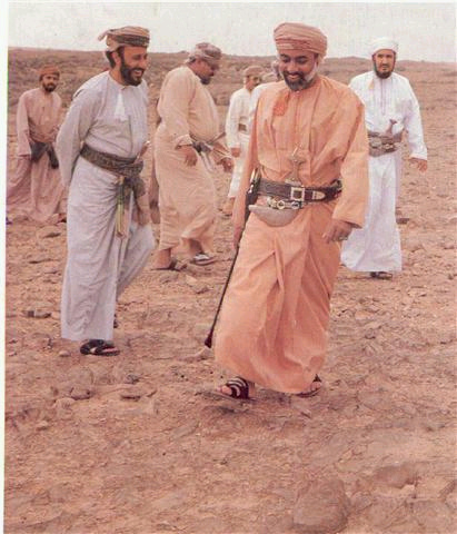 قابوس مع الشعب والمواطن السلطان قابوس Size:90.90 Kb Dim: 411 x 480 Size: Kb Dim: x