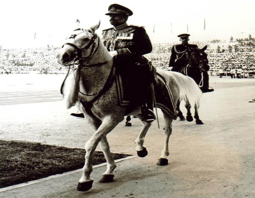 صور قديمة ونادرة لجلالته السلطان قابوس Sultan Qaboos Size:179.90 Kb Dim: 883 x 687 Size: Kb Dim: x