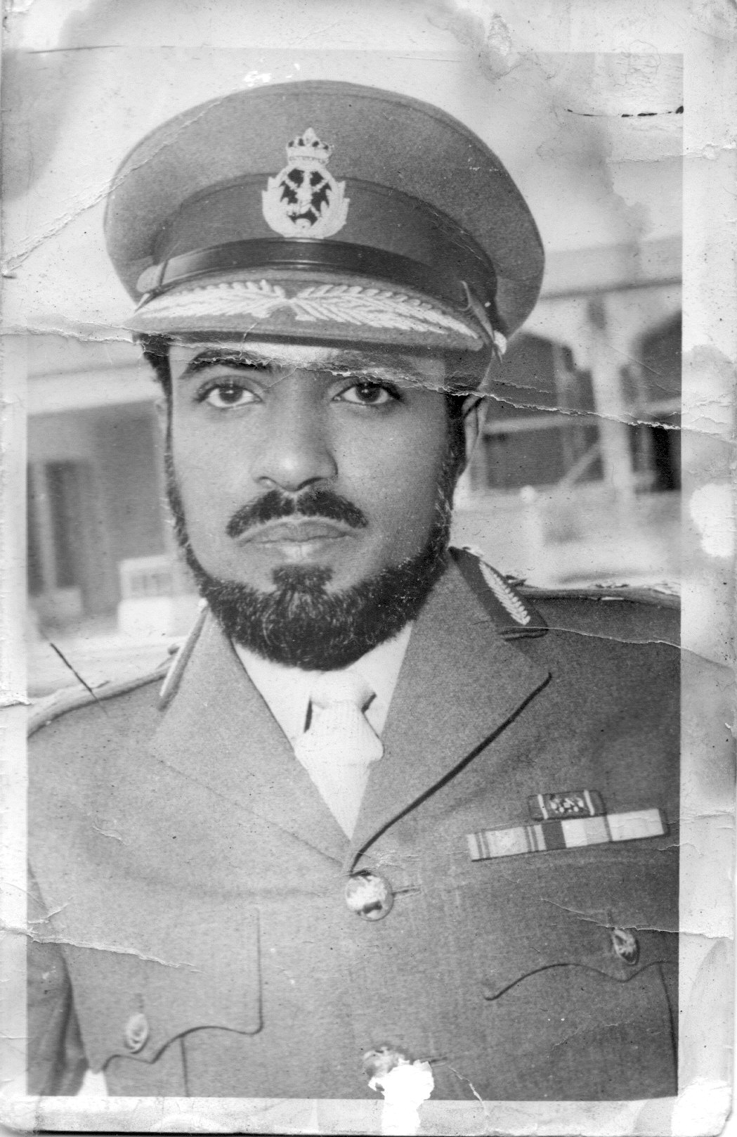 صور قديمة ونادرة لجلالته صورة نادرة Size:319.00 Kb Dim: 1049 x 1617 Size: Kb Dim: x