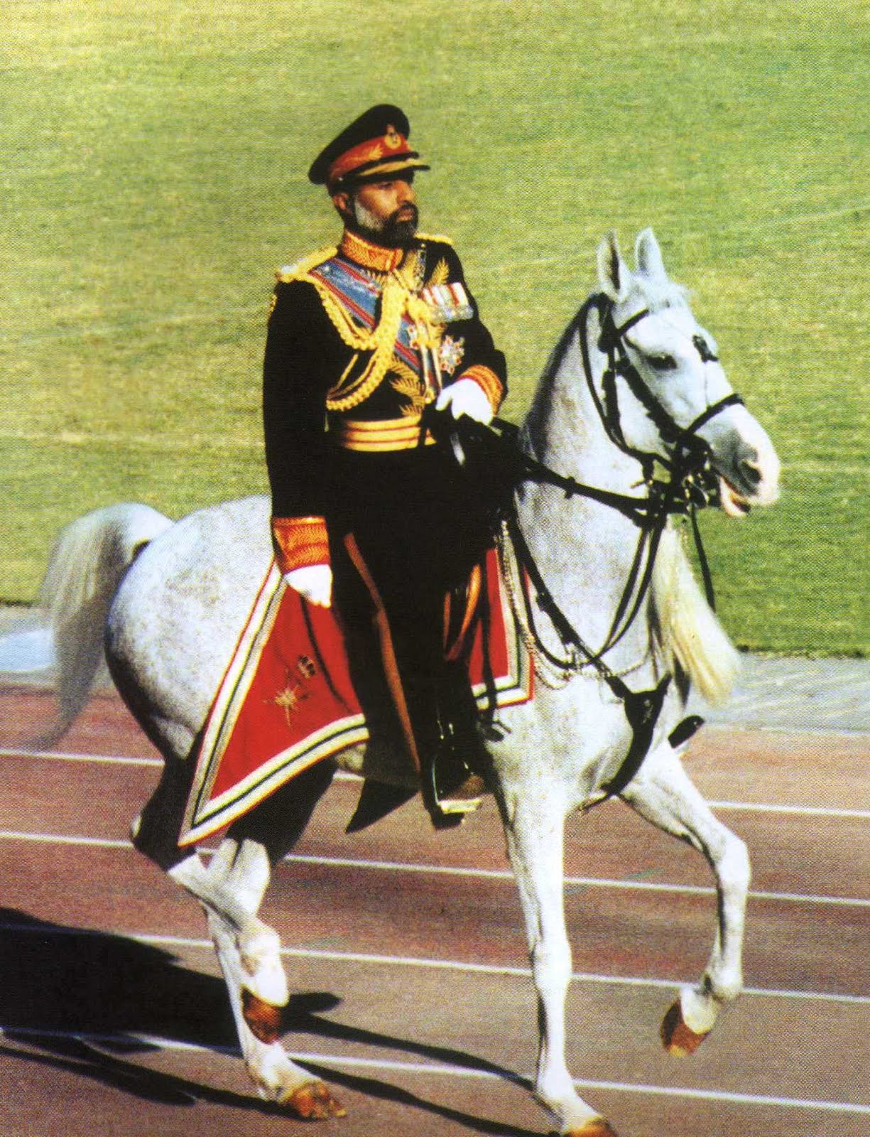 صور متنوعة ومميزة لجلالته السلطان قابوس Sultan Qaboos Size:427.50 Kb Dim: 1225 x 1600 Size: Kb Dim: x