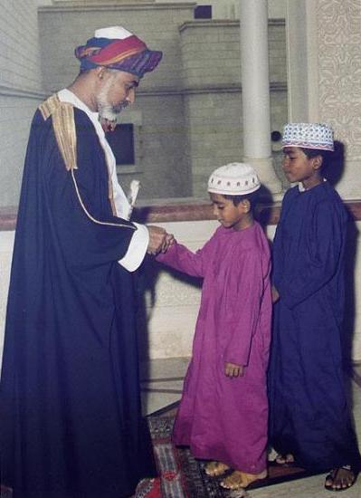 صور متنوعة ومميزة لجلالته السلطان قابوس Sultan Qaboos Size:31.00 Kb Dim: 399 x 550 Size: Kb Dim: x