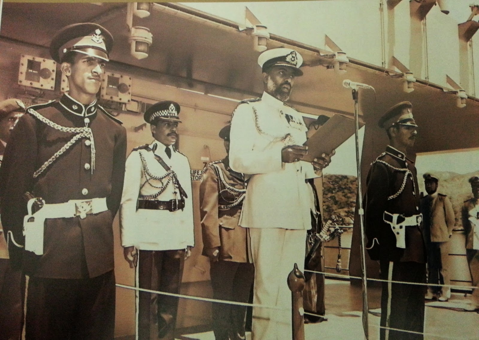 صور متنوعة ومميزة لجلالته السلطان قابوس Sultan Qaboos Size:267.50 Kb Dim: 1600 x 1135 Size: Kb Dim: x