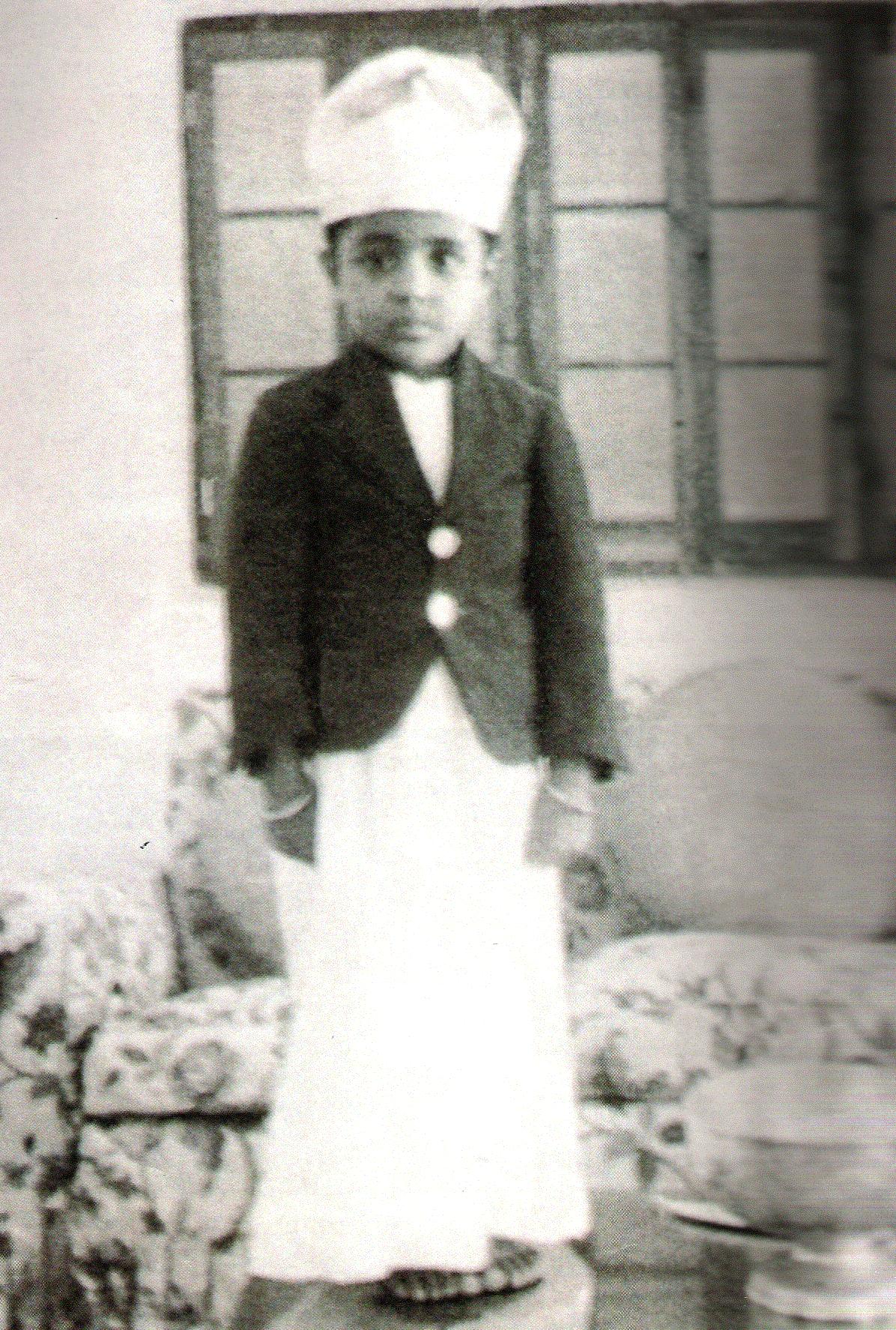 صور متنوعة ومميزة لجلالته السلطان قابوس Sultan Qaboos Size:528.20 Kb Dim: 1196 x 1775 Size: Kb Dim: x