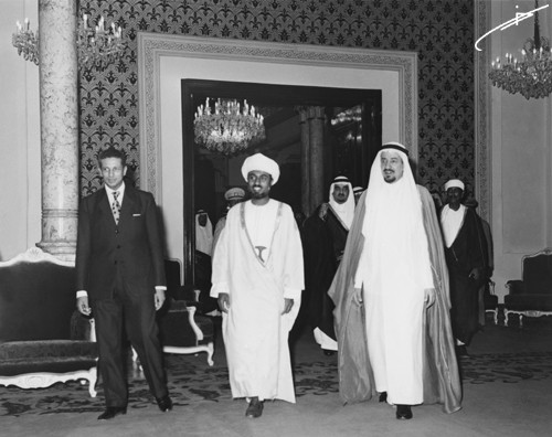 صور متنوعة ومميزة لجلالته السلطان قابوس بن سعيد Size:53.40 Kb Dim: 500 x 396 Size: Kb Dim: x