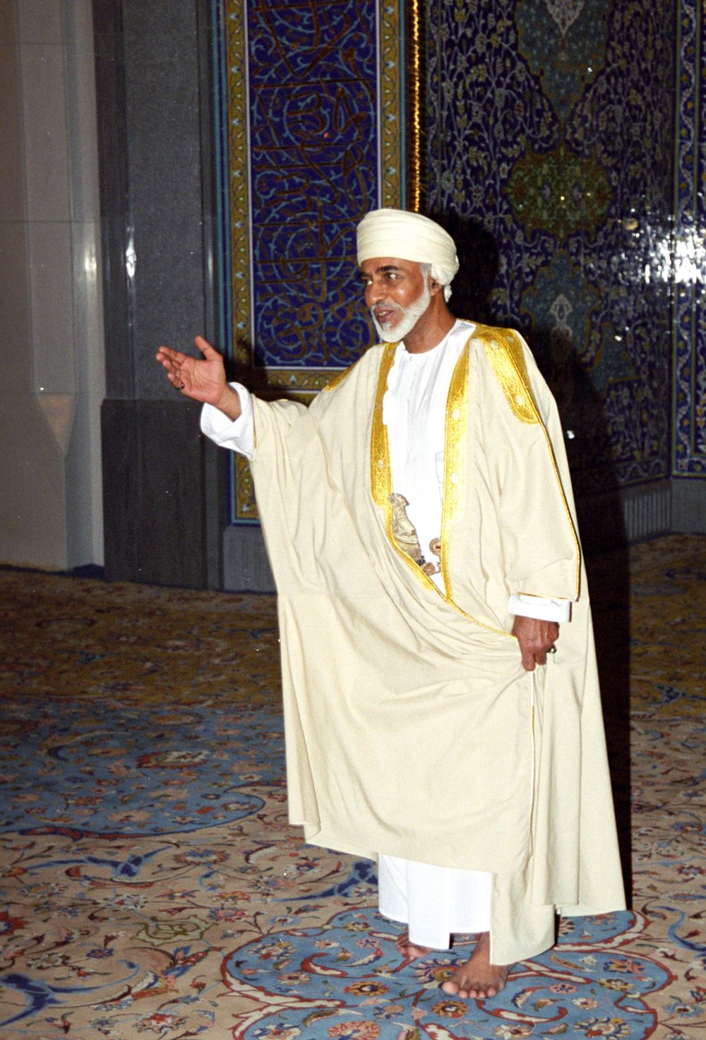 صور متنوعة ومميزة لجلالته السلطان قابوس Qaboos Size:250.00 Kb Dim: 1000 x 1472 Size: Kb Dim: x