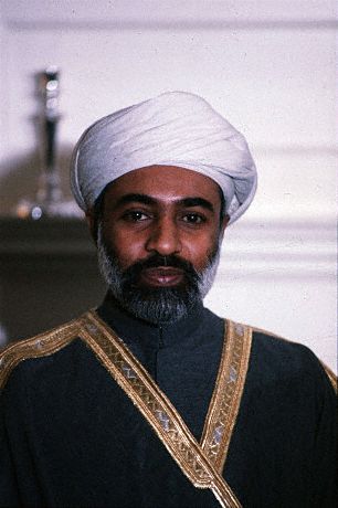 صور متنوعة ومميزة لجلالته السلطان قابوس المعظم Size:25.90 Kb Dim: 306 x 460 Size: Kb Dim: x