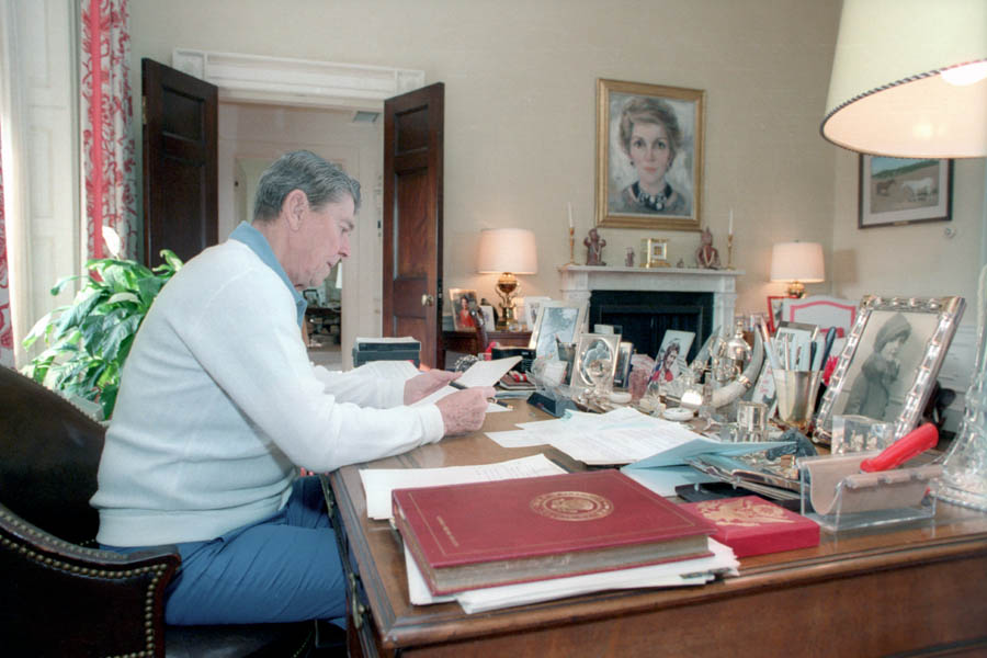 ملوك وسلاطين Ronald Reagan Size:87.70 Kb Dim: 900 x 600 Size: Kb Dim: x