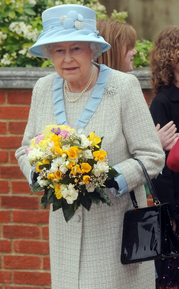 ملوك وسلاطين Queen Elizabeth Size:188.70 Kb Dim: 595 x 960 Size: Kb Dim: x