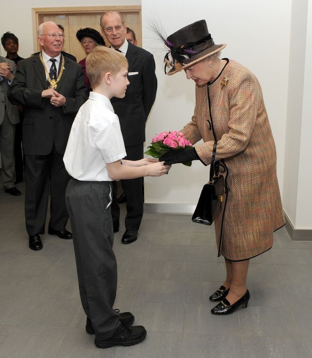 ملوك وسلاطين Queen Elizabeth Size:96.60 Kb Dim: 610 x 699 Size: Kb Dim: x