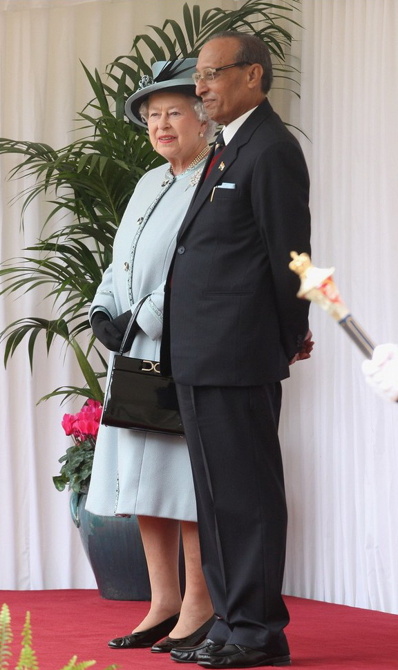 ملوك وسلاطين Queen Elizabeth Size:139.10 Kb Dim: 576 x 970 Size: Kb Dim: x