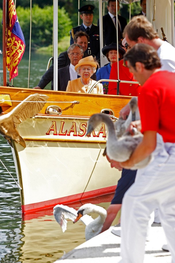 ملوك وسلاطين Queen Elizabeth Size:153.30 Kb Dim: 610 x 915 Size: Kb Dim: x