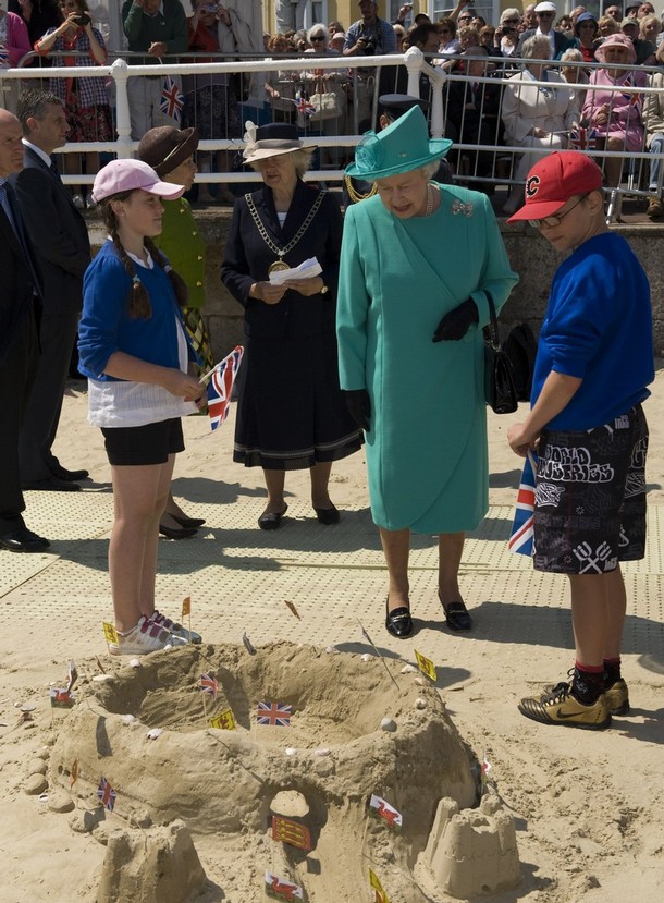 ملوك وسلاطين Queen Elizabeth Size:177.30 Kb Dim: 610 x 829 Size: Kb Dim: x