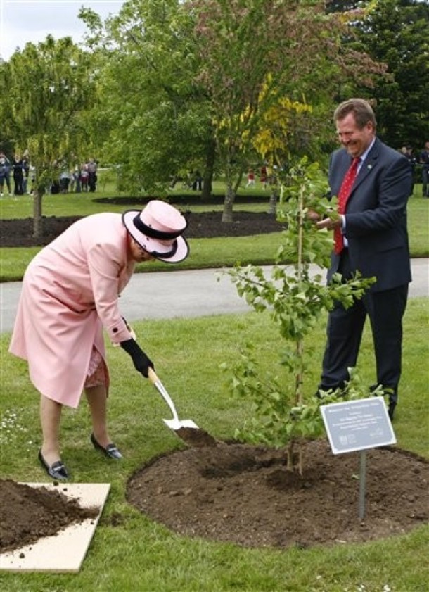 ملوك وسلاطين Queen Elizabeth Size:155.40 Kb Dim: 610 x 841 Size: Kb Dim: x