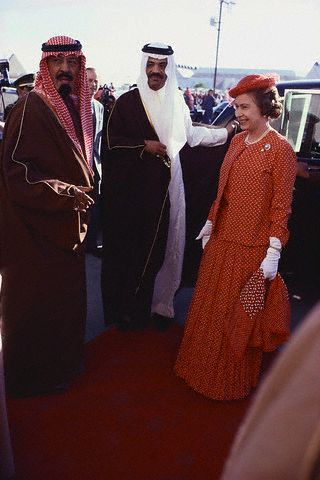 ملوك وسلاطين اليزبث في زيارةللملك خالد Size:31.10 Kb Dim: 320 x 480 Size: Kb Dim: x