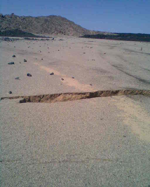 صور متنوعة تشققات بركان العيص الاخيره با5 Size:25.70 Kb Dim: 512 x 640 Size: Kb Dim: x
