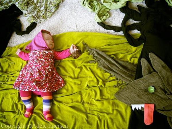 صور أطفال كلوحات فنية 2024 ، أم يبانية تصنع من أطفالها النائمون لوحه فنية