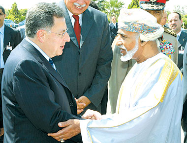 قابوس مع الحكام والشخصيات السلطان قابوس Size:41.90 Kb Dim: 380 x 292 Size: Kb Dim: x