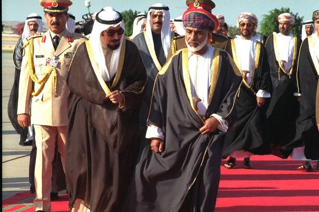 قابوس مع الحكام والشخصيات السلطان وأمير الكويت Size:65.90 Kb Dim: 640 x 426 Size: Kb Dim: x