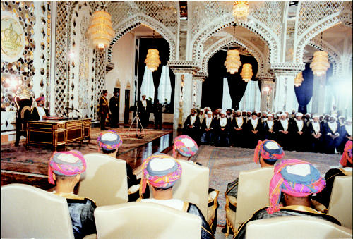 قابوس مع الشعب والمواطن السلطان قابوس Size:60.80 Kb Dim: 500 x 339 Size: Kb Dim: x