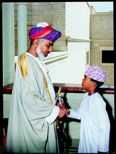 قابوس مع الشعب والمواطن الوالد الحنون Size:49.10 Kb Dim: 400 x 532 Size: Kb Dim: x