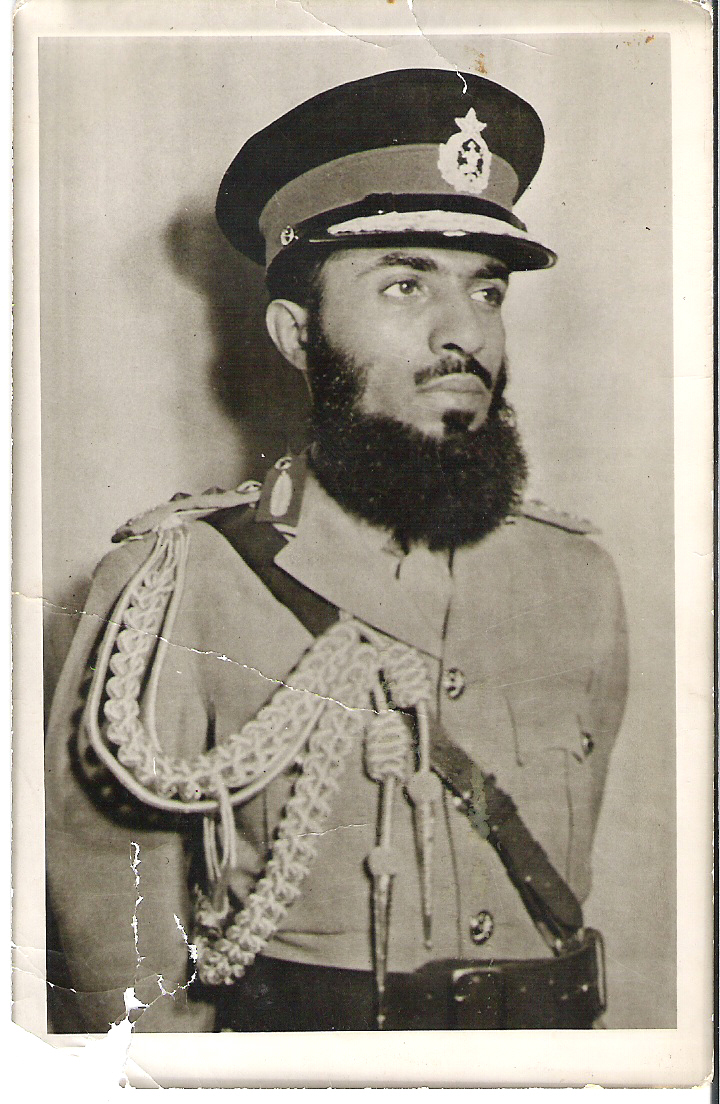 صور قديمة ونادرة لجلالته qaboos bin said Size:447.10 Kb Dim: 720 x 1104 Size: Kb Dim: x