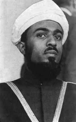 صور قديمة ونادرة لجلالته السلطان قابوس Sultan Qaboos Size:15.30 Kb Dim: 252 x 400 Size: Kb Dim: x