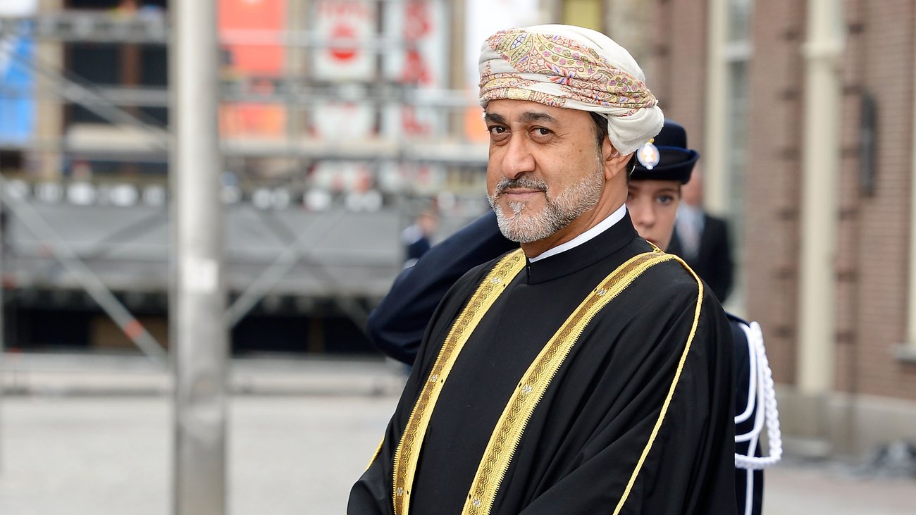السلطان هيثم قبل الحكم السلطان هيثم قبل الحكم Size:123.60 Kb Dim: 1300 x 731 Size: Kb Dim: x