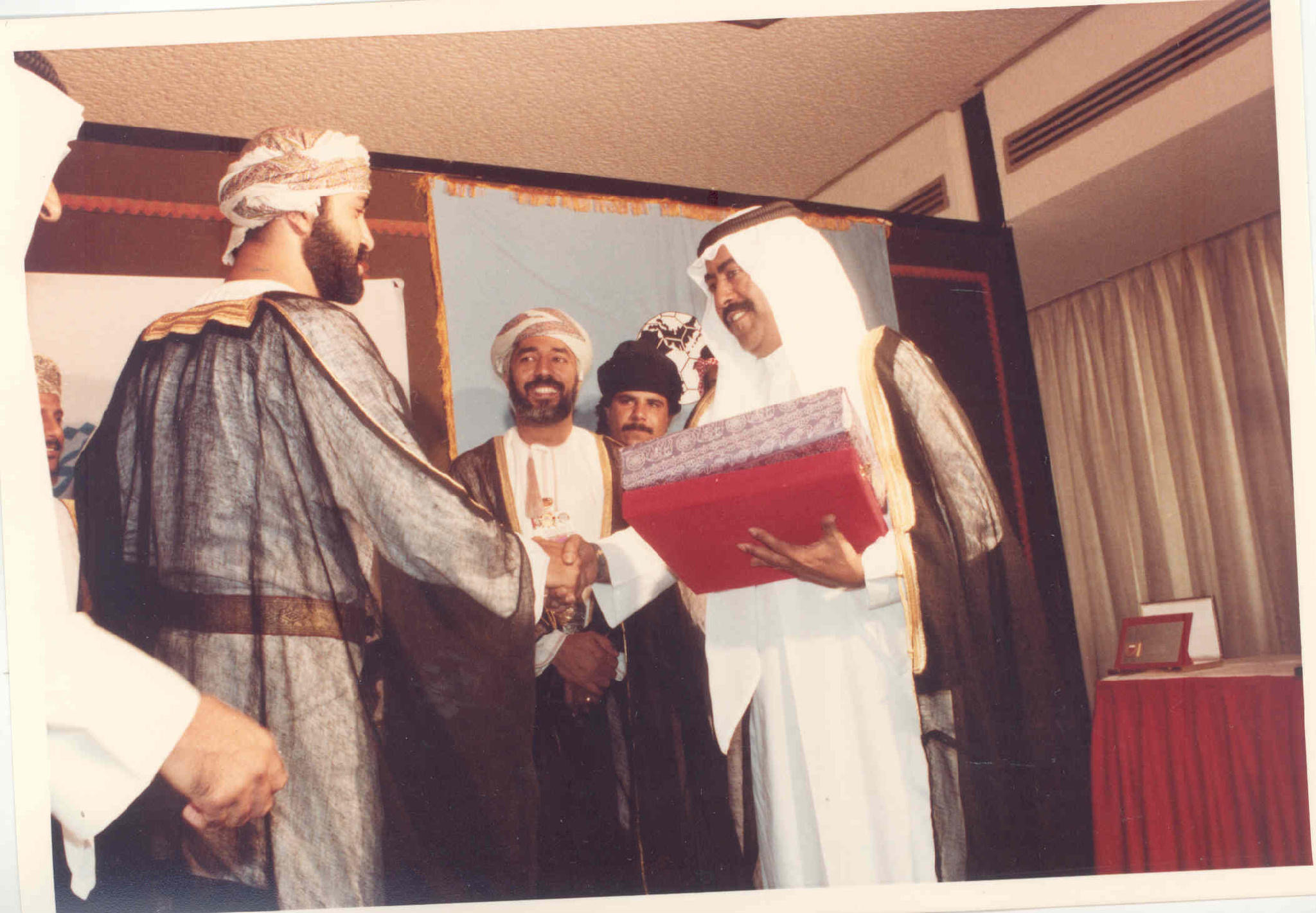 صور قديمة ونادرة للسلطان هيثم صور قديمة ونادرة للسلطان هيثم Size:488.12 Kb Dim: 2048 x 1421 Size: Kb Dim: x