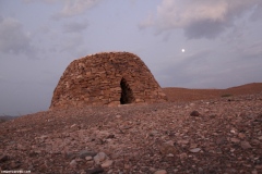 مستوطنة ومدافن بات