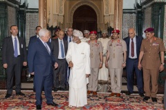 السلطان قابوس يستقبل محمود عباس