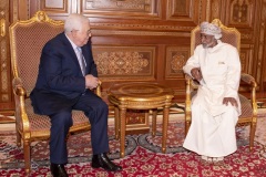 السلطان قابوس يستقبل محمود عباس