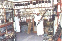 بيع الخناجر والبنادق