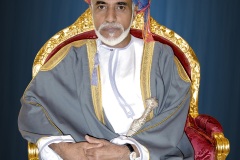 السلطان قابوس بالزي الرسمي